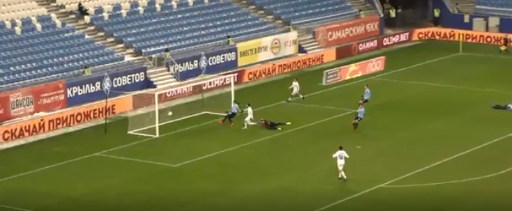"Чайка" открывает счет в матче. Кадр из трансляции встречи "Крылья Советов-Чайка".