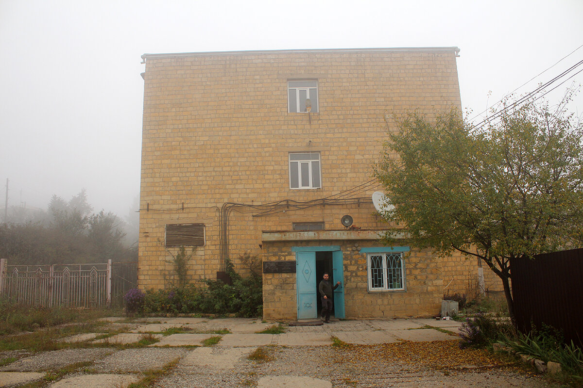 Кубачинский комбинат серебряных изделий. Сейчас он закрыт, но можно побывать в музее при этом комбинате. Фото автора. Листайте галерею