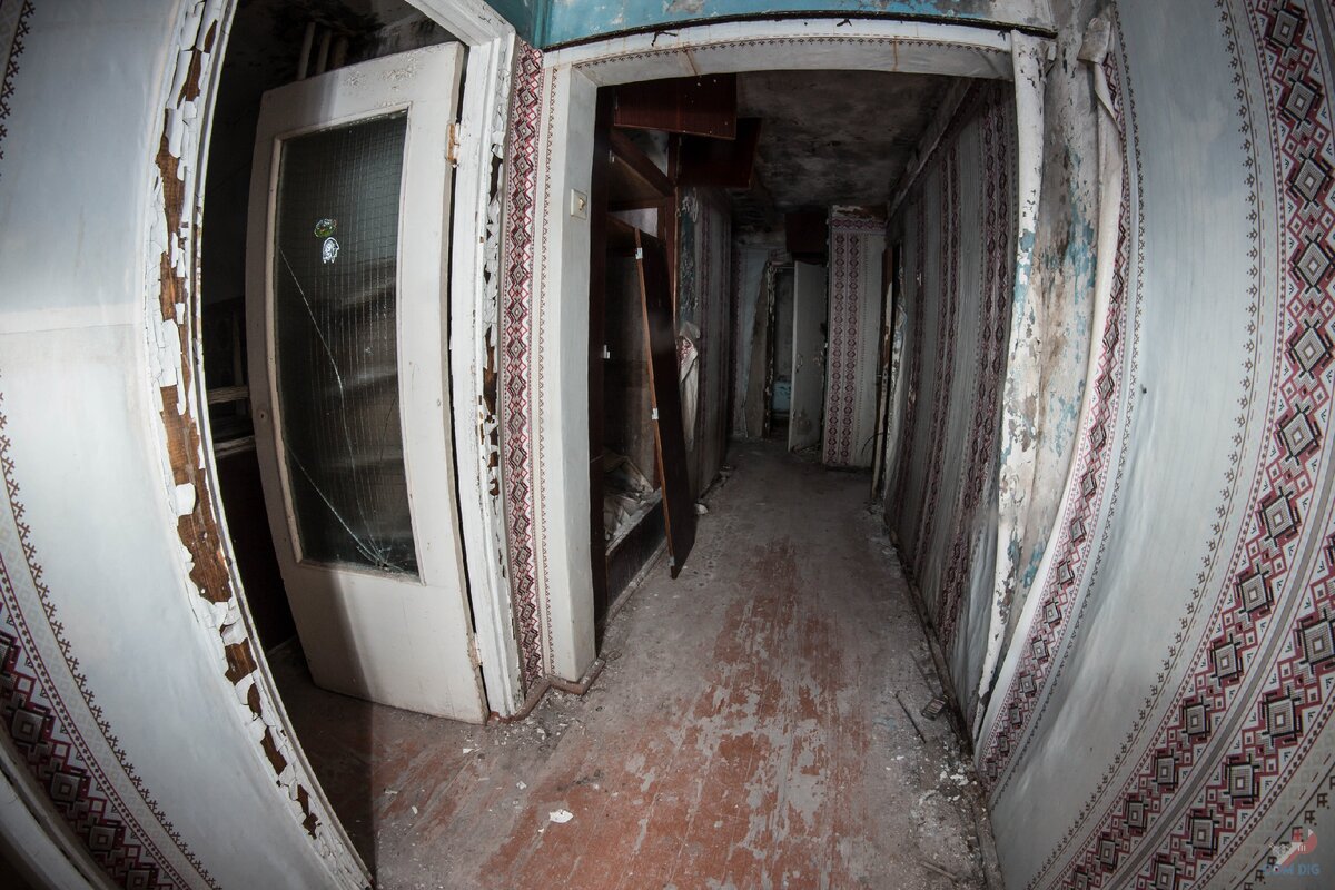 Коридор в одной из квартир заброшенного дома. 