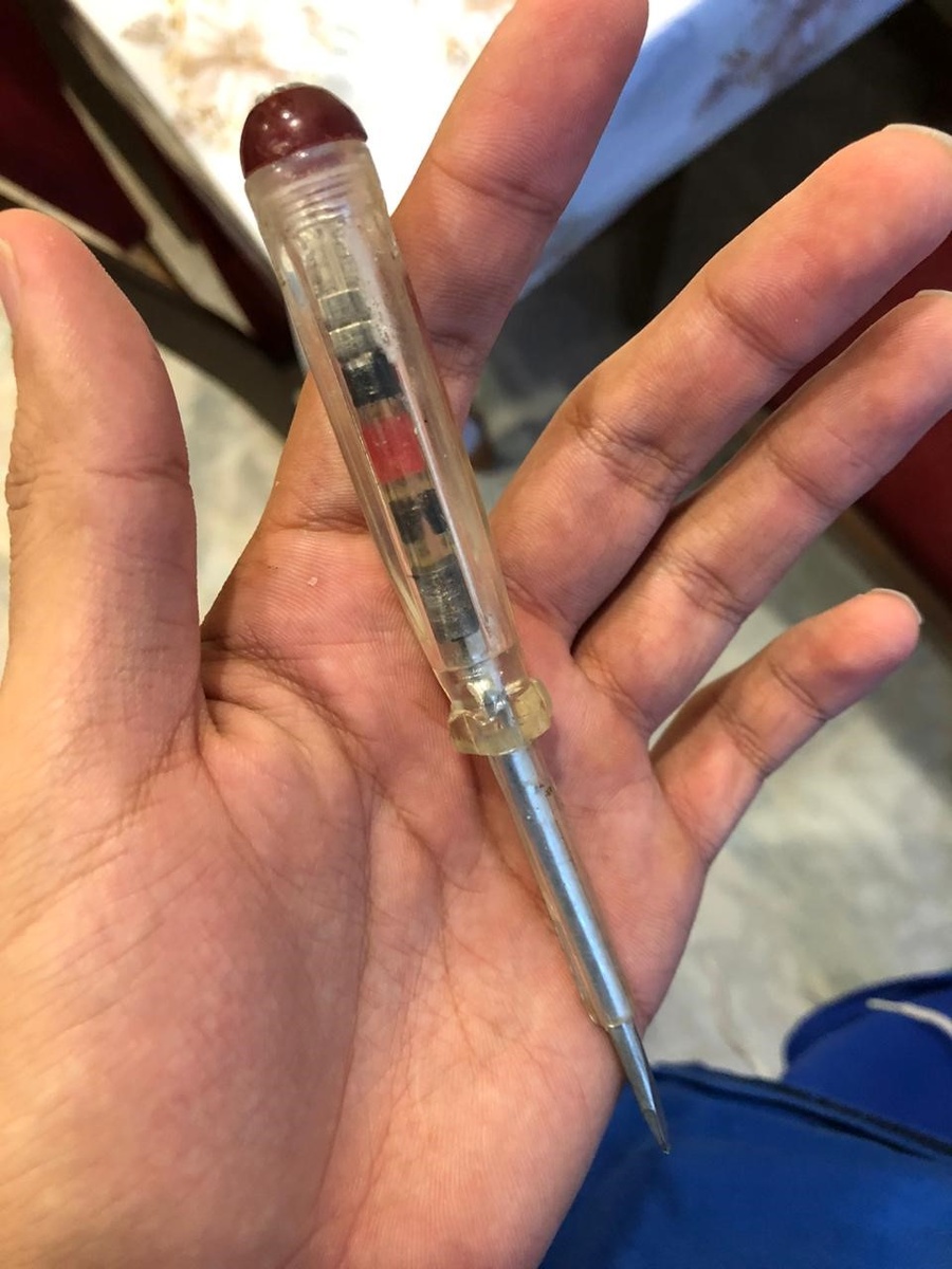 отвертки индикатора ( если ФАЗА есть в отвертке загорится лампочка )