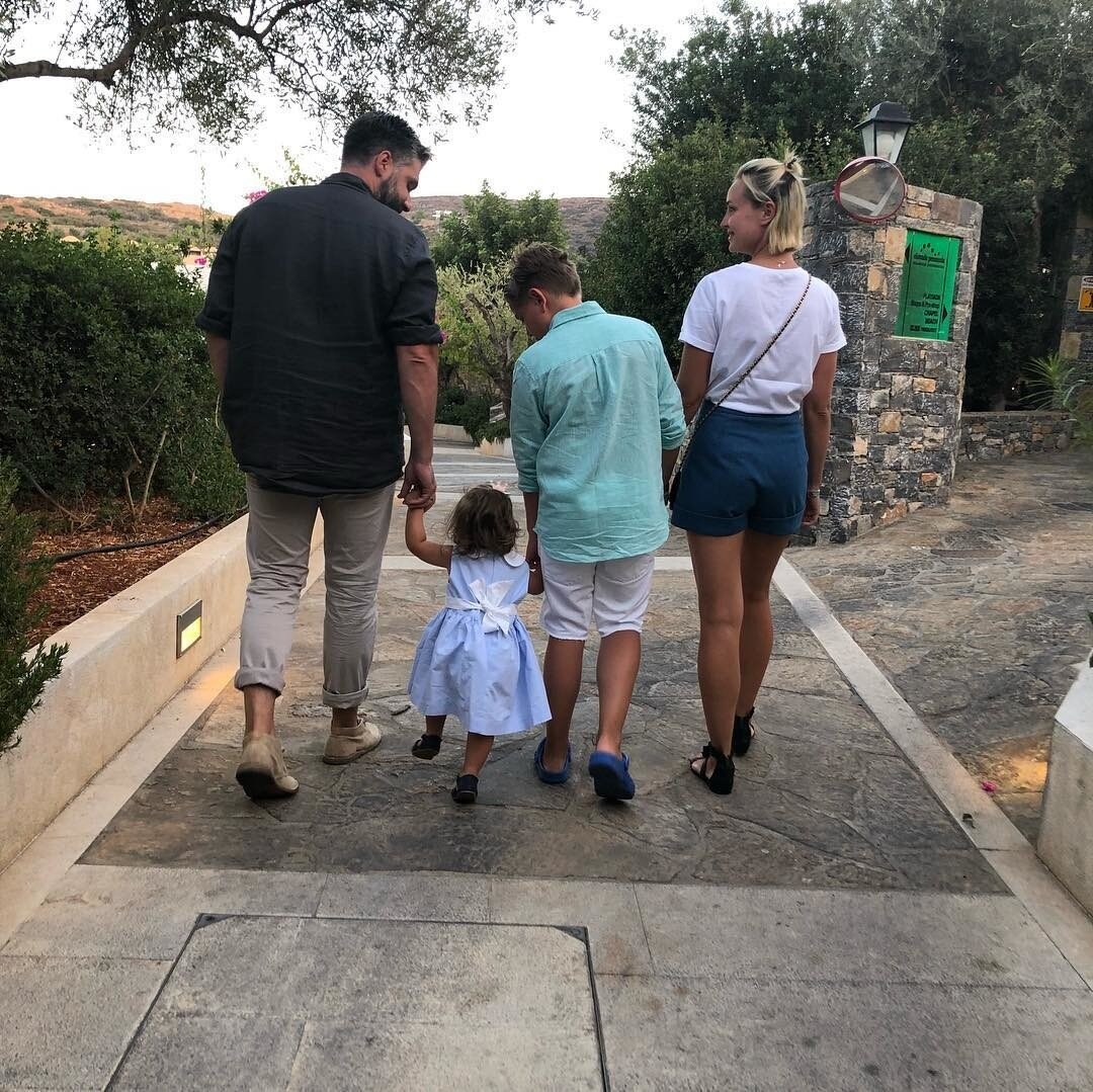 Полина Гагарина и Дмитрий Исхаков вместе с детьми на прогулке