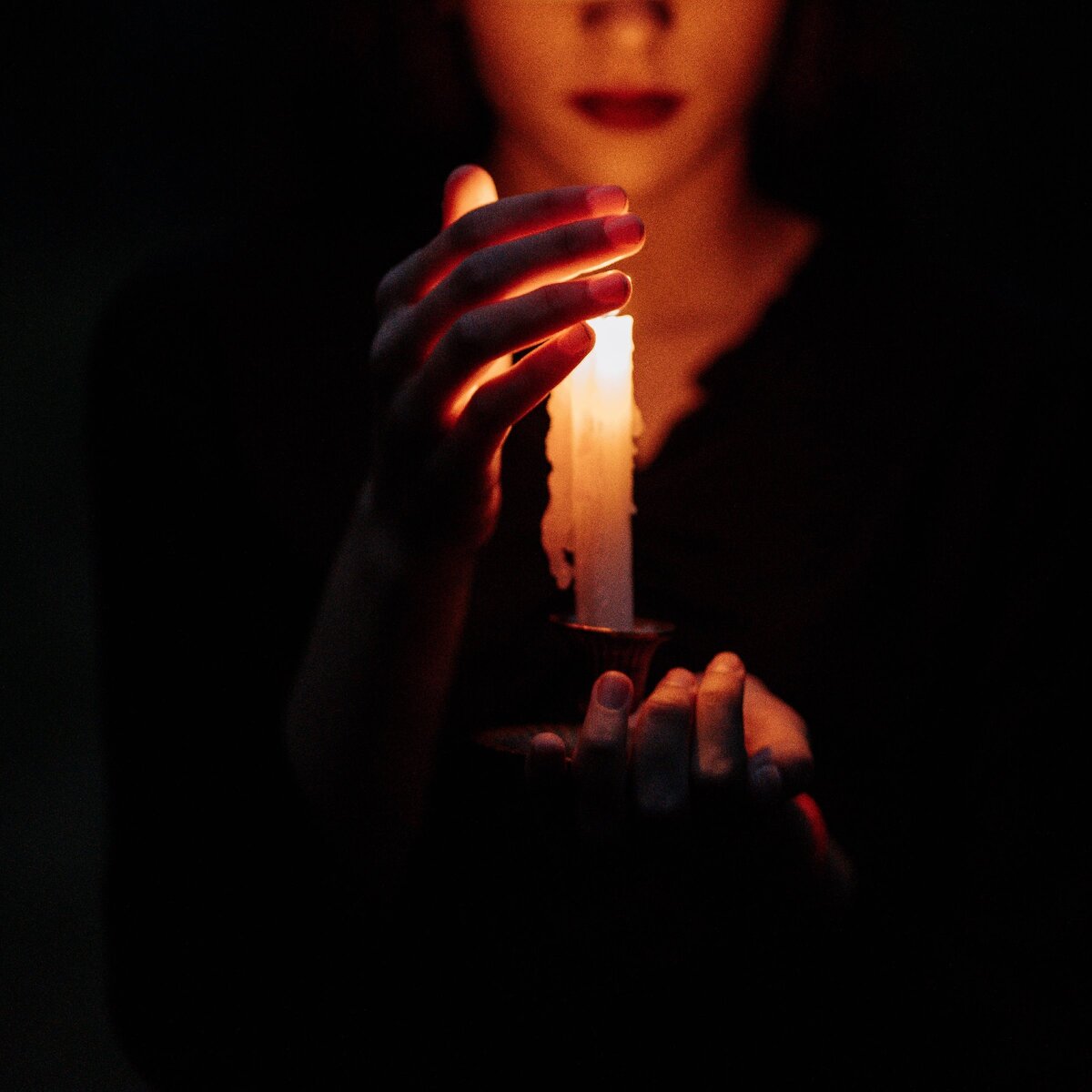 Почти света. Женщина со свечой в руке. Порча на одиночество. Отключение света. Вдова со свечой в руках.