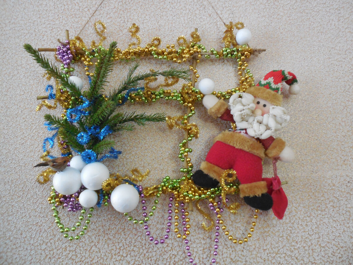 Дед Мороз "хулиганит". Бросается снежками!