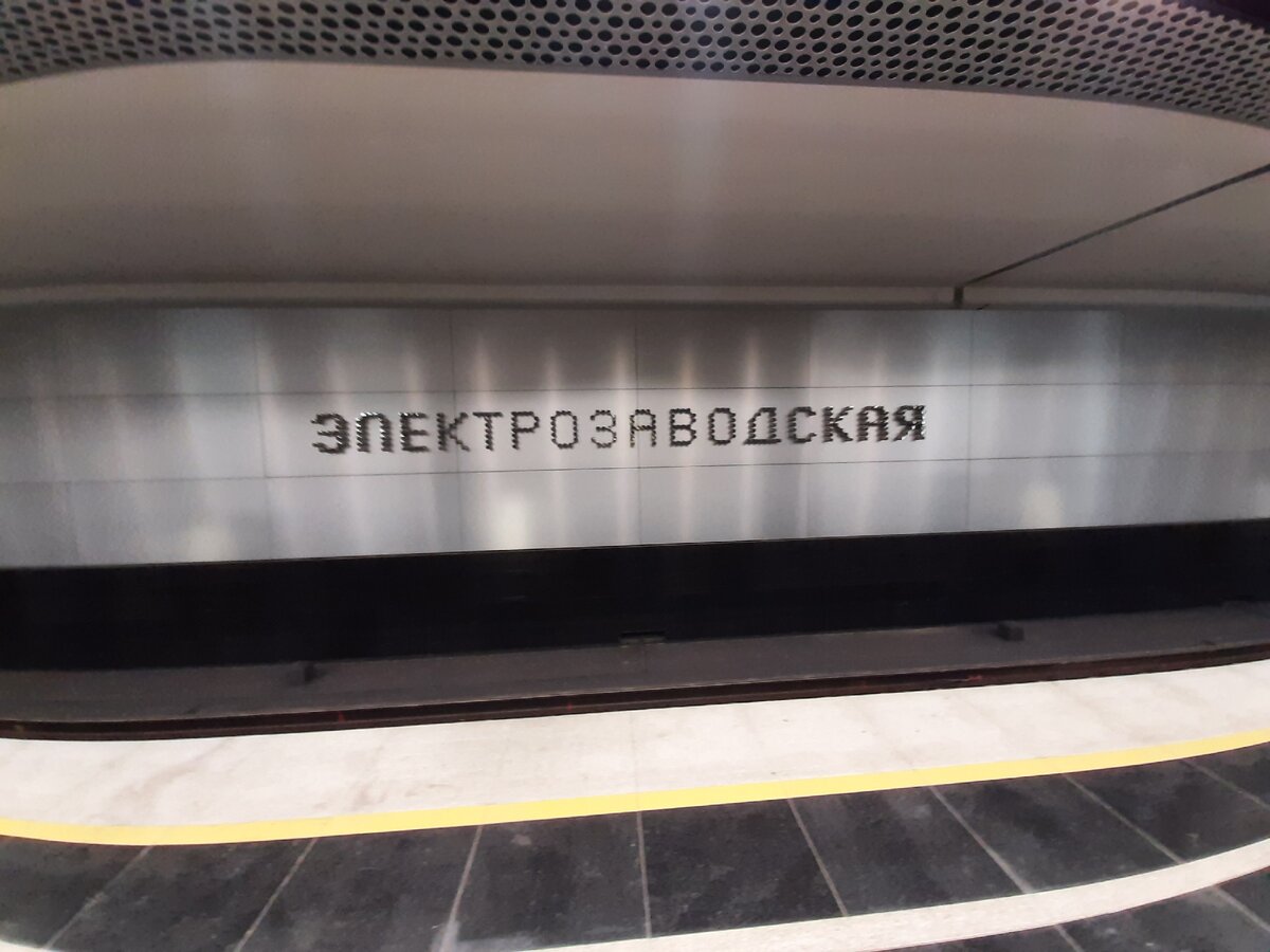                                                       стена оформлена в минималистично