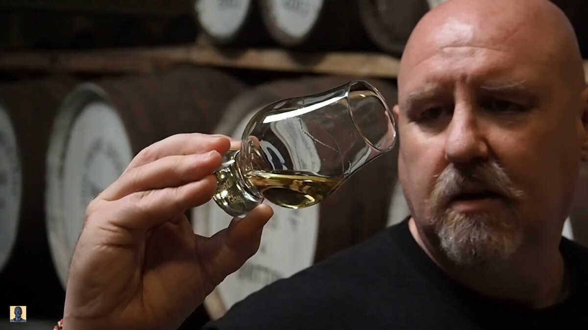 Мастер-блендер Wolfburn оценивает виски.
