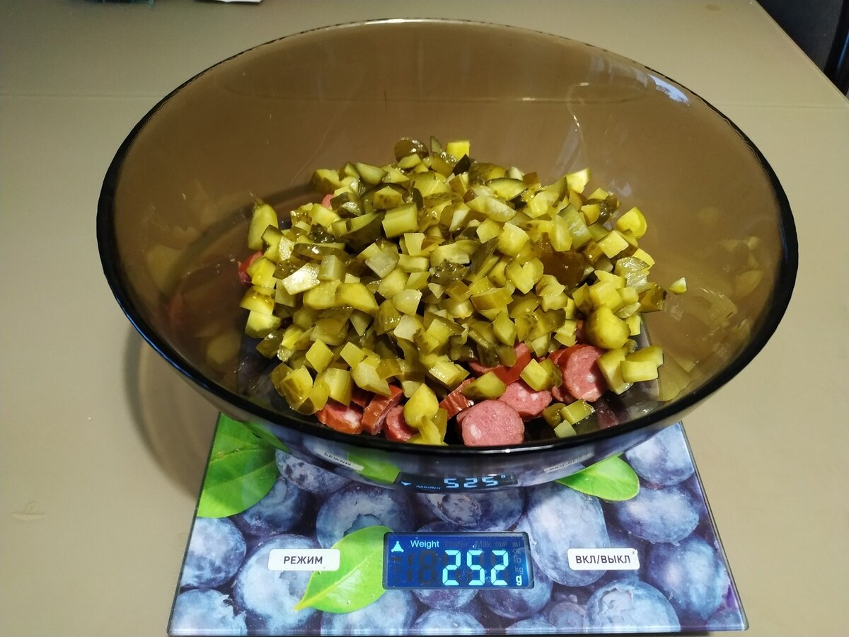 Шаг 2. Огурцы нарезать мелким кубиком.