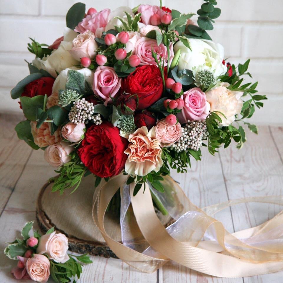 Букет невесты с пионовидными красными розами Ред Пиано, кустовыми розами Бомбастик и одноголовыми розовыми розами