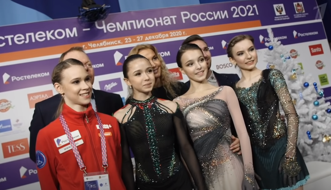 Ученицы и тренеры "Хрустального" на чемпионате России 2021. Источник фото: YouTube канал Первого канала.