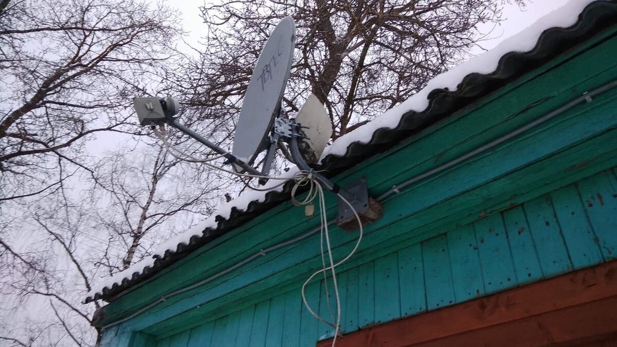 Наш первый усилитель интернет-сигнала, прикрученный к спутниковой тарелке.