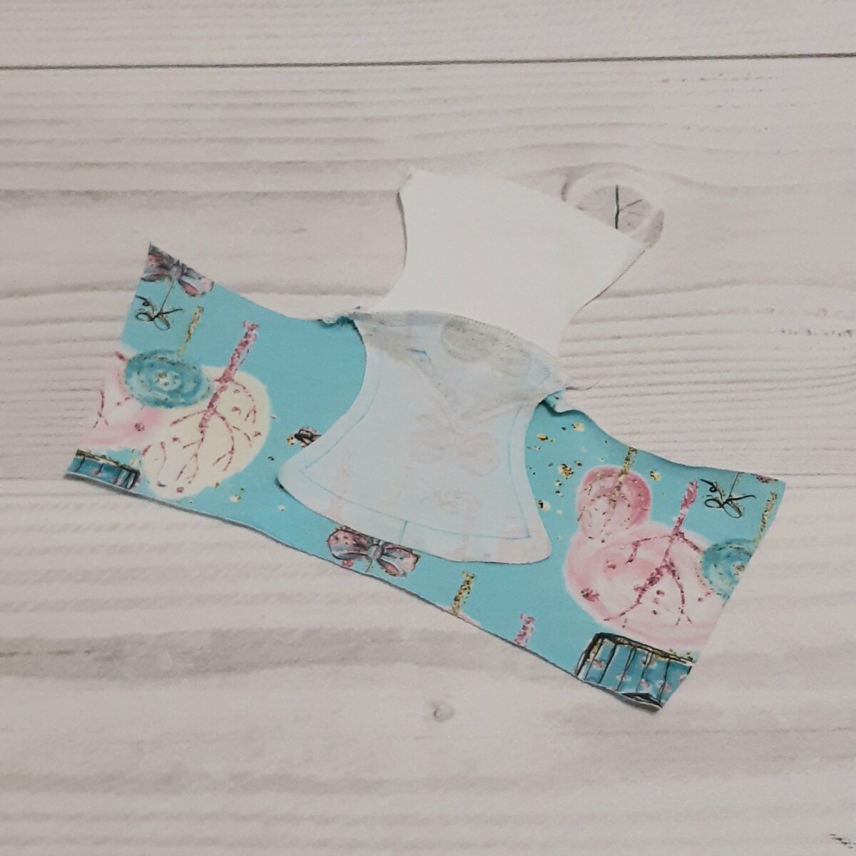 Лицевую сторону внутренней ластовицы совмещаем с изнаночной стороной передней детали. Все три детали стачиваем на оверлоке