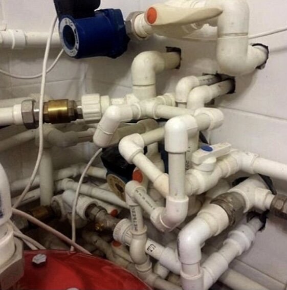 Для учета инженерных систем в квартире, проектировщики, часто закладывают трассы и короба с большим запасом.