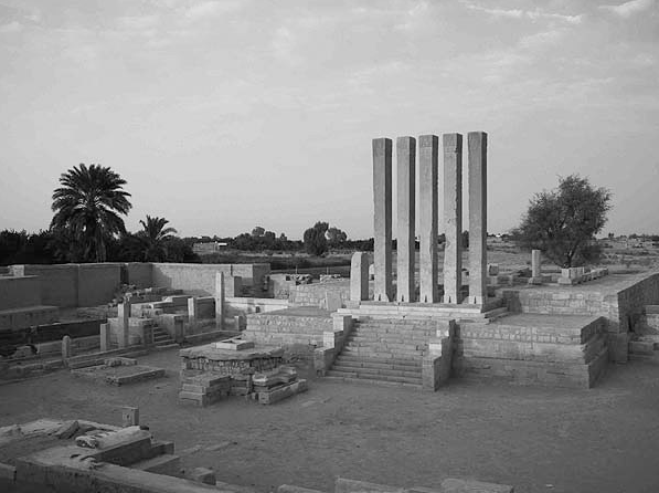 Руины Мариба (Йемен). Изображение взято из книги А.Ю.Склярова "По следам Ковчега Завета", издательство ВЕЧЕ, 2015