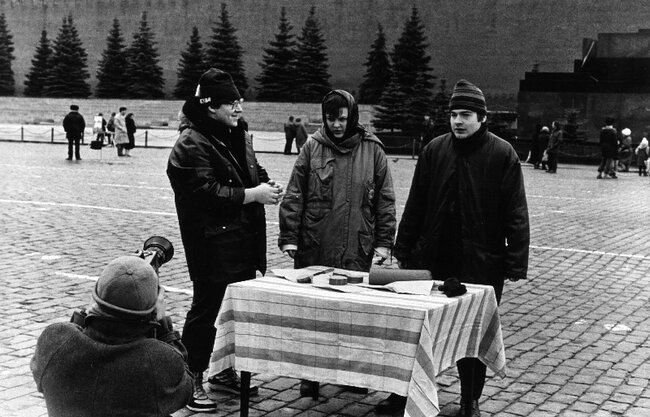 Осень 1990. Анатолий Осмоловский красная площадь. Осмоловский перед белым домом.