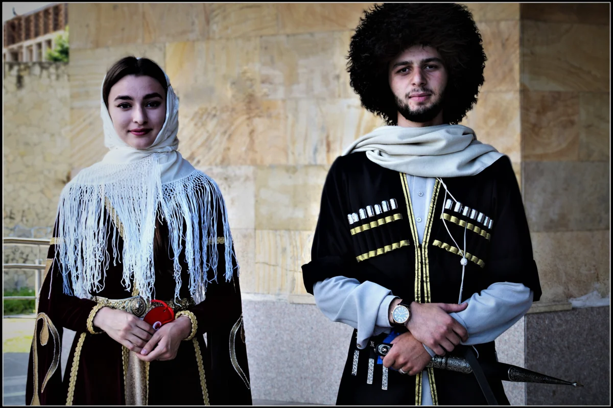 Какие нации на кавказе. Национальная одежда даргинцев Дагестана. Кабардинцы и балкарцы. Дагестанская Национальная одежда Кумыков. Национальный костюм лезгин лезгин.