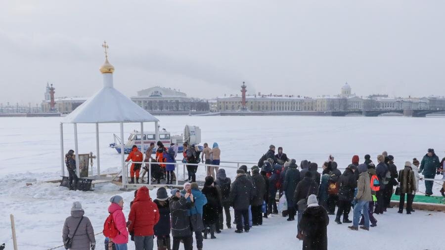 Крещенские купания в Санкт-Петербурге                                                                                                           Фото: ИЗВЕСТИЯ/Сергей Коньков