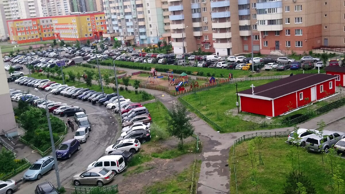 Красное здание во дворе, это маленькая церковь (листайте вправо) 