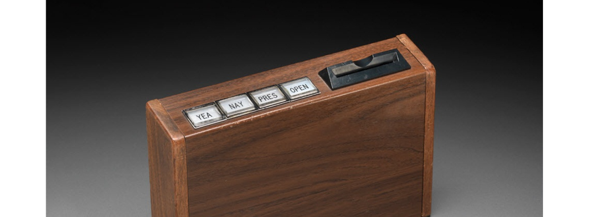 Пульт управления для первой системы голосования в США.