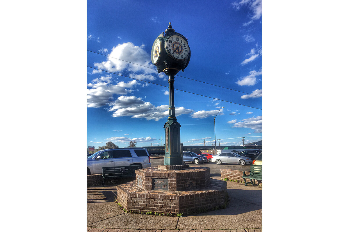 Часы у ж/д вокзала, Уильямс (Williams). Фото автора