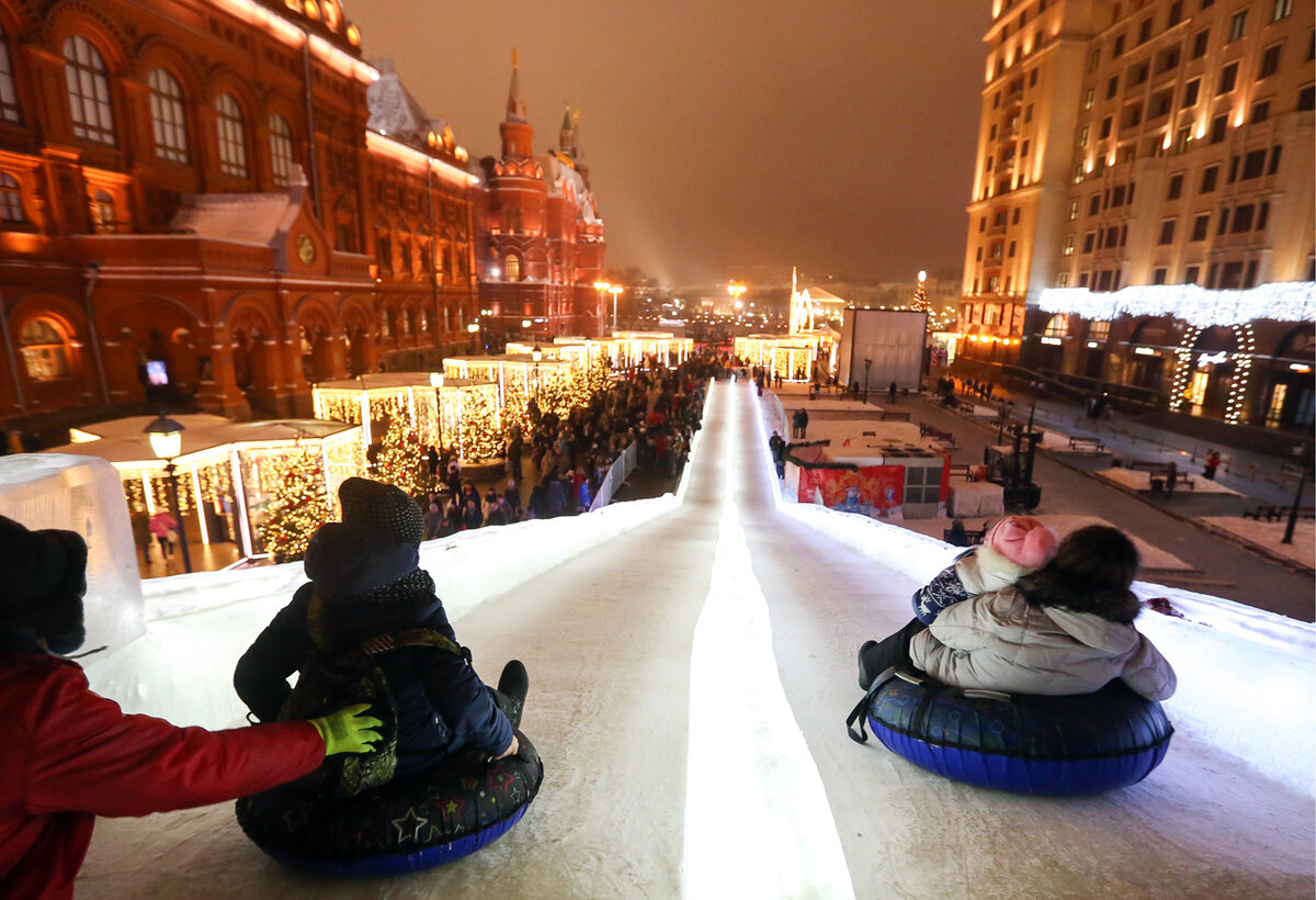 Что можно в москве зимой. Ледяная горка на Манежной площади. Горка на площади революции в Москве. Ледяная горка на площади революции Москва. Горка на Манежной площади.