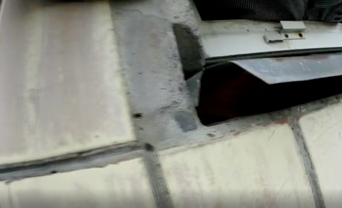 Слишком большое пространство от плиты до водоотлива. Фото из архива i-okna.ru