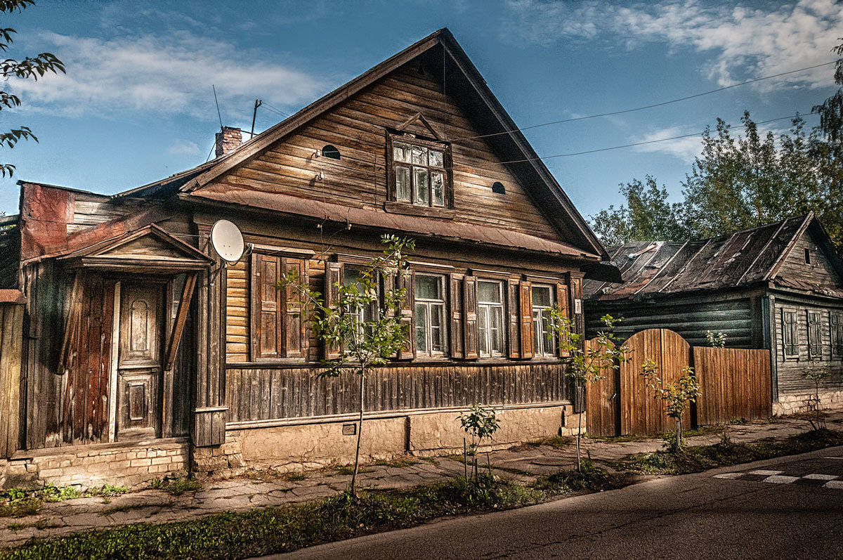 Старые дома в россии. Старый деревянный дом. Деревенский домик. Старый деревенский домик. Старинные деревянные дома.