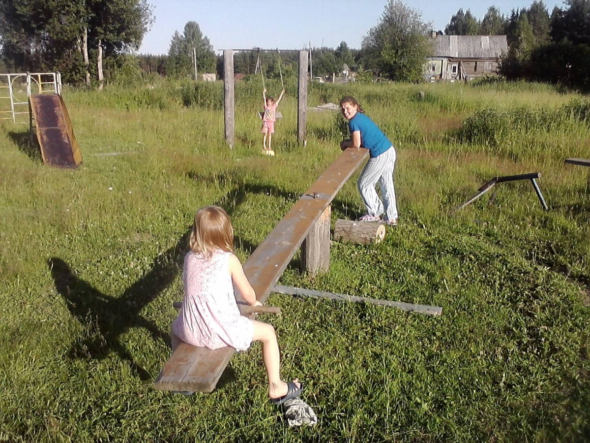 Чем можно заняться в деревне. Сельские дети. Деревня для детей развлечение. Деревенские мальчишки. Деревенские развлечения детей.