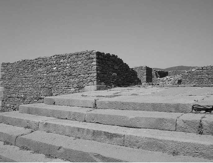 Нижний ярус из хорошо обработанных блоков во Дворце царицы Савской. Изображение взято из книги А.Ю.Склярова "По следам Ковчега Завета", издательство ВЕЧЕ, 2015