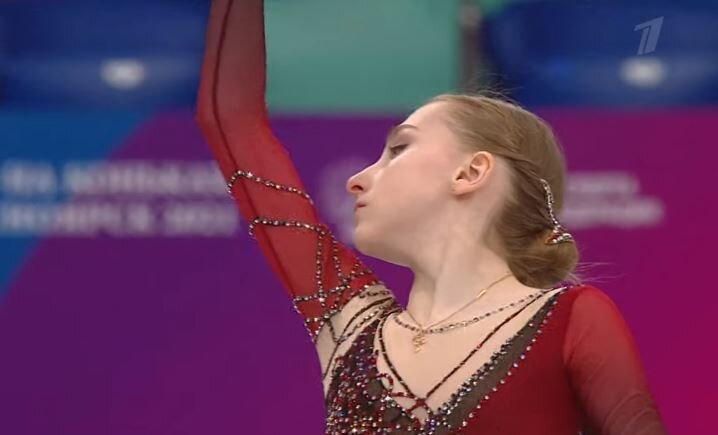 Софья Муравьева. Произвольная программа на чемпионате России по фигурному катанию среди юниоров 2021. Источник фото: YouTube канал Первого канала.