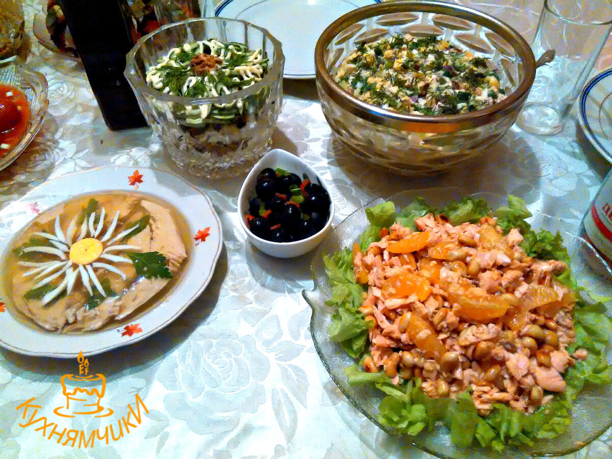 От салатов осталась отварная курица, из нее сделала маленькую тарелку заливного.