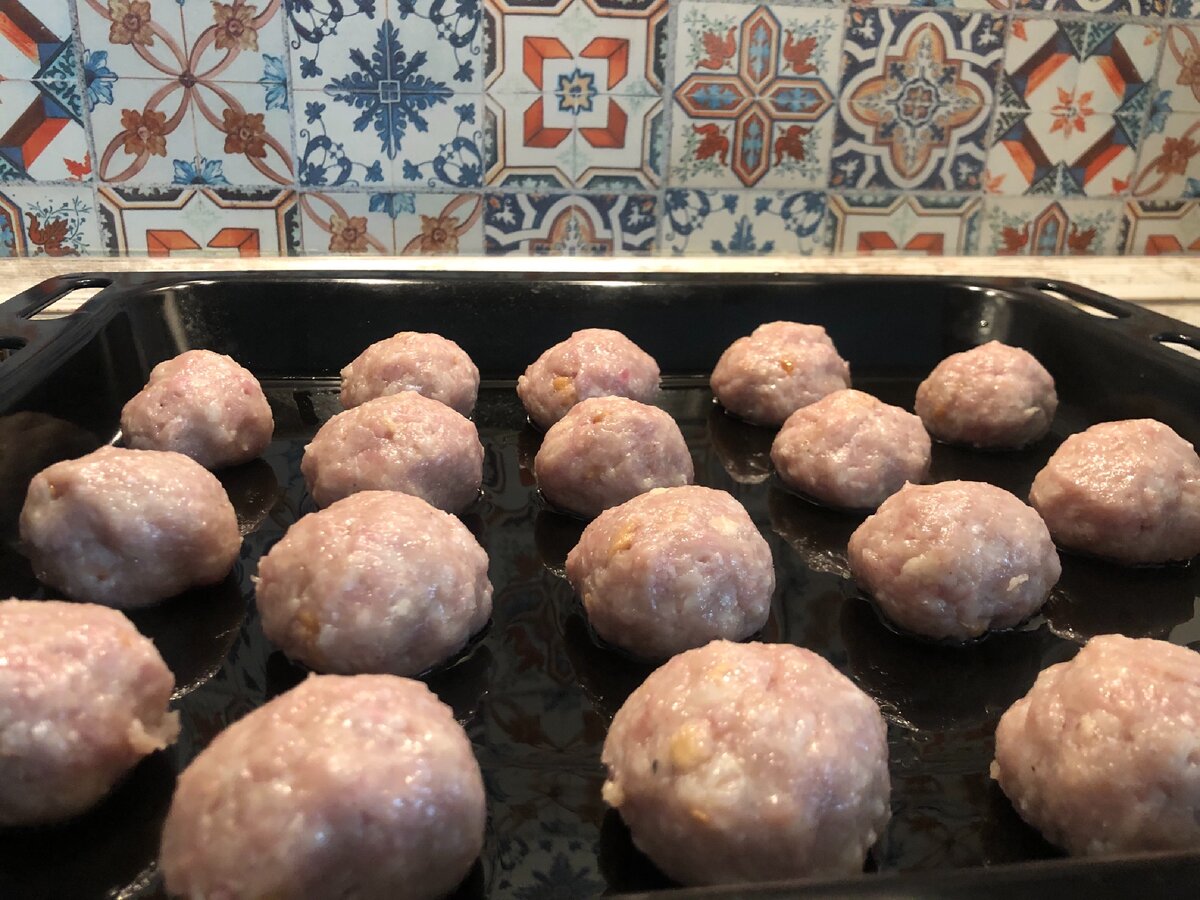 Мясо и лук проворачиваем через мясорубку и добавляем хлеб . Отвариваем рис до полуготовности ,смешиваем все ингредиенты и добавляем соль и перец. Приступаем лепить ёжики .