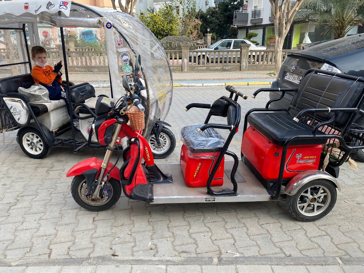 Трицикл с навесом и без навеса. Махмутлар, 2021. Фото автора.