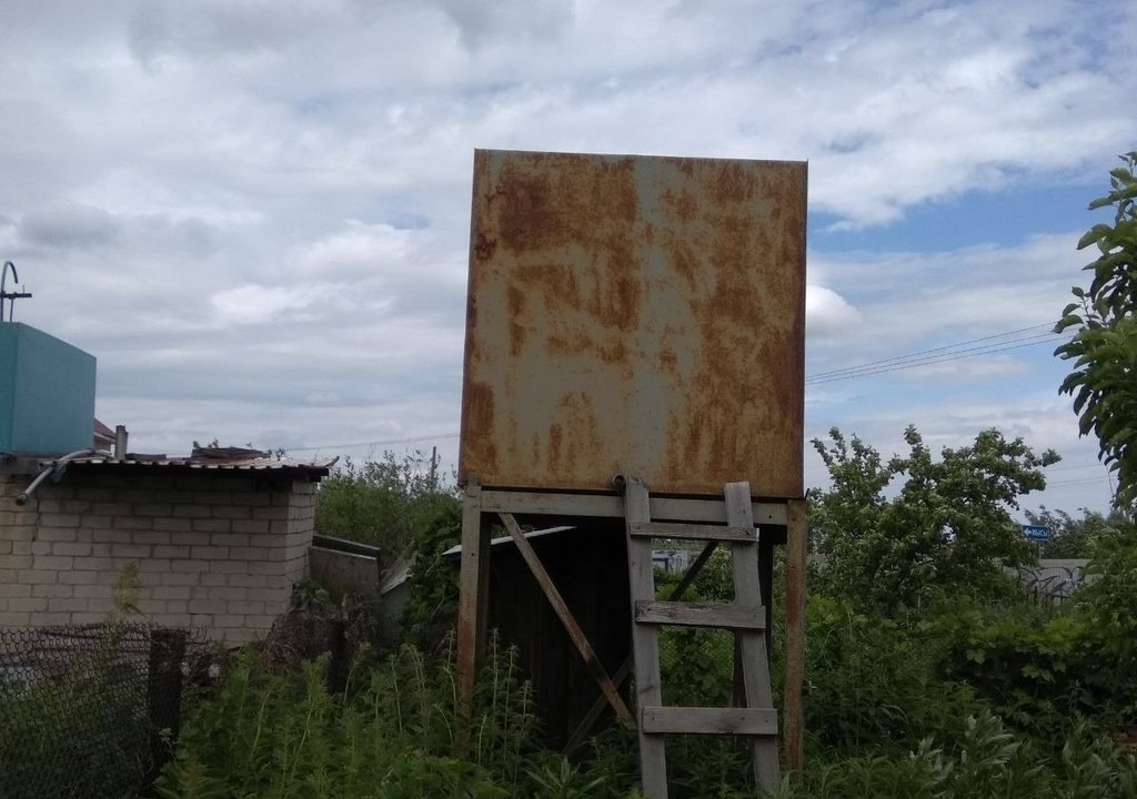 Фото взято с Яндекса, но лестница и бак очень похожи.