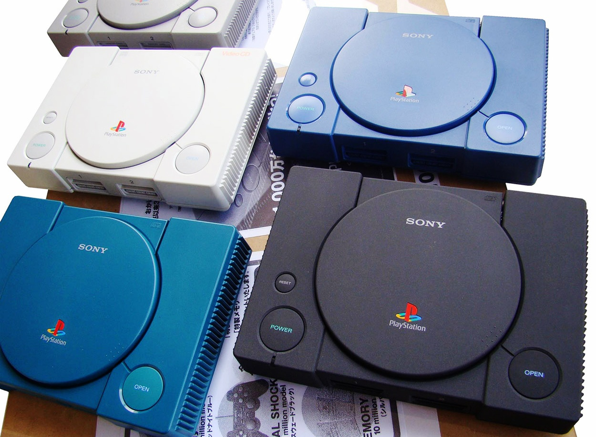Старый плейстейшен. Sony PLAYSTATION 1. Sony PLAYSTATION ps1. Sony PLAYSTATION 1 1995. Сони плейстейшен 1 2 3
