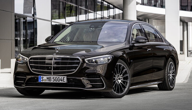 2 сентября 2020 года Daimler AG провел презентацию нового поколения флагмана линейки Mercedes-Benz — представительского седана S-Class с заводским кодом W223. «Эска» сохранила классические пропорции с длинным капотом, коротким передним свесом и большой колесной базой. Но формообразование кузова по сравнению с уходящей моделью W222 стало «чистым» и минималистичным. Вопреки слухам, на S-Class все же сохранят «физические» наружные дверные ручки «под естественный хват» — модные выдвижные (как на Tesla или некоторых Land Rover) предложат за доплату. В зависимости от типа ручек будут различаться и панели дверей — с выштамповками под ладонь или без. Выдвижные ручки не только для стиля: с ними коэффициент аэродинамического сопротивления S-Class равен лишь 0,22 единицы — это рекордно низкий показатель для полноразмерных серийных автомобилей. Даже у электромобиля Tesla Model S коэффициент выше — 0,24.