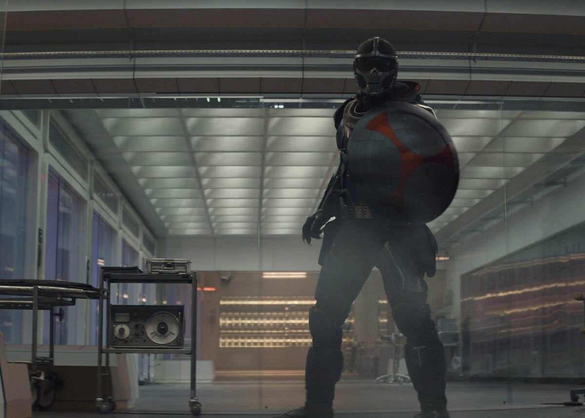 В фильме Таскмастер в совершенстве владеет щитом и луком со стрелами. Кадр из фильма