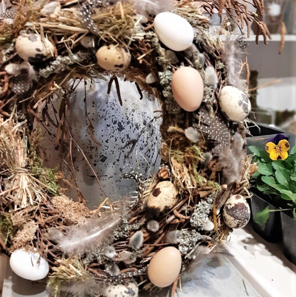 Венок из ивовых и березовых веток, декорированный природными материалами и имитацией яиц