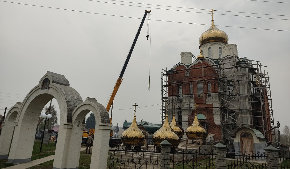 Утро 7 мая 2021 года от Рождества Христова. Храм в честь Богоявления Господня и св. прав. Иоанна Кронштадтского. Купола. Ожидание...