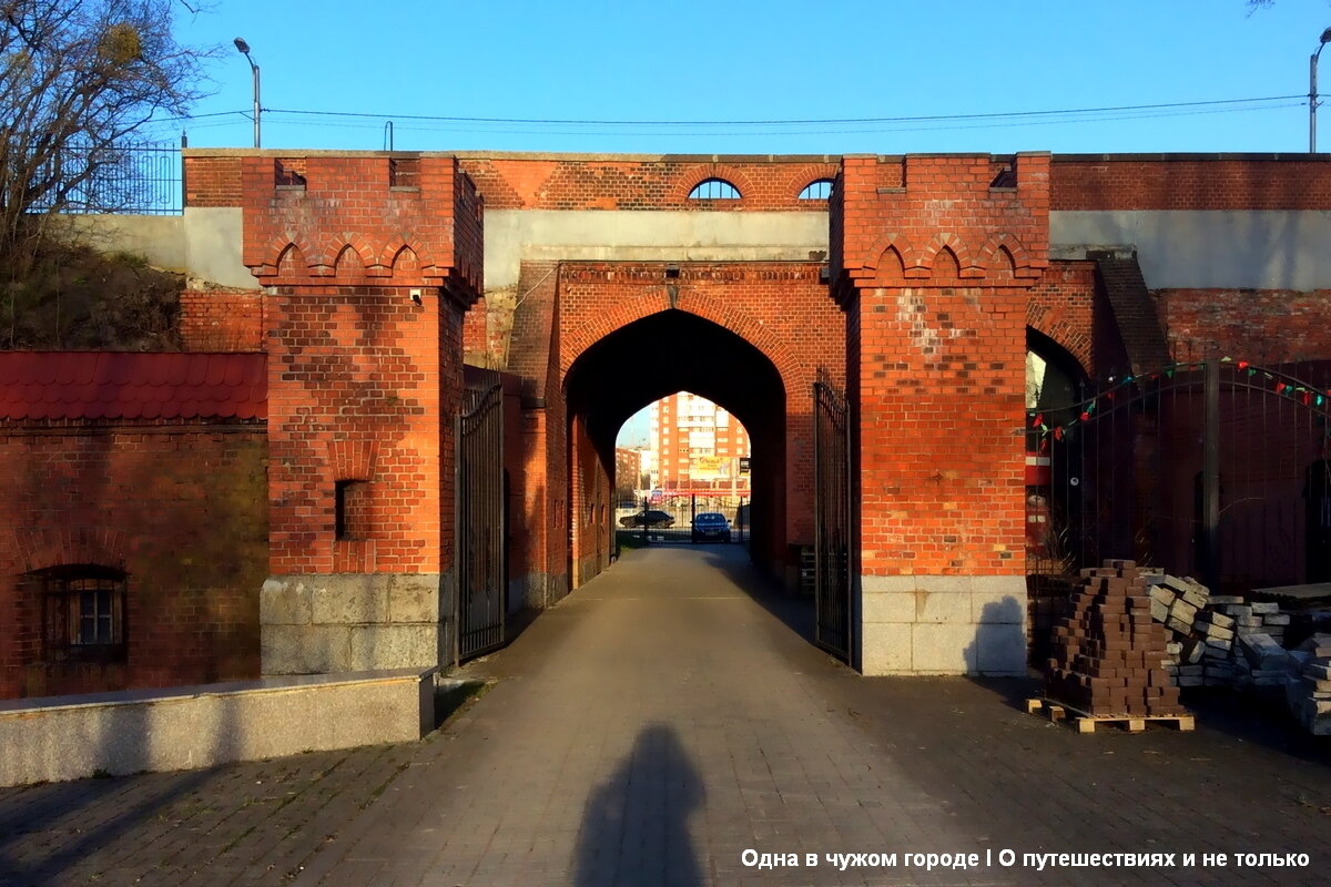 Эти ворота были построены в 1866-1869 годах по проекту архитектора Людвига фон Астера. Через них проходила железная дорога на Пиллау. В послевоенные годы эта ветка не использовалась, рельсы были сняты в конце 1990-х годов. 