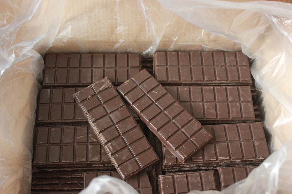 Плитка шоколада 1 кг. Плитка шоколада. Шоколадная плитка. Плиточный шоколад. Советский плиточный шоколад.