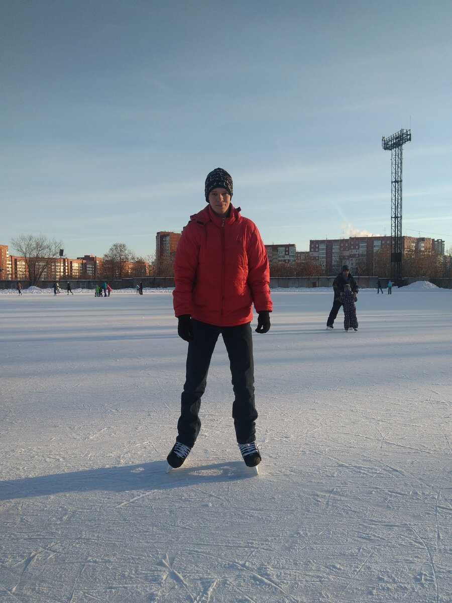 Стою на коньках на льду, личное фото