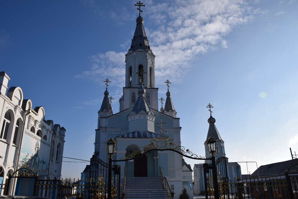 Брюховецкая россия. Храм в станице Брюховецкой. Станица Брюховецкая Церковь парк. Храм в ст Брюховецкой Краснодарского края.