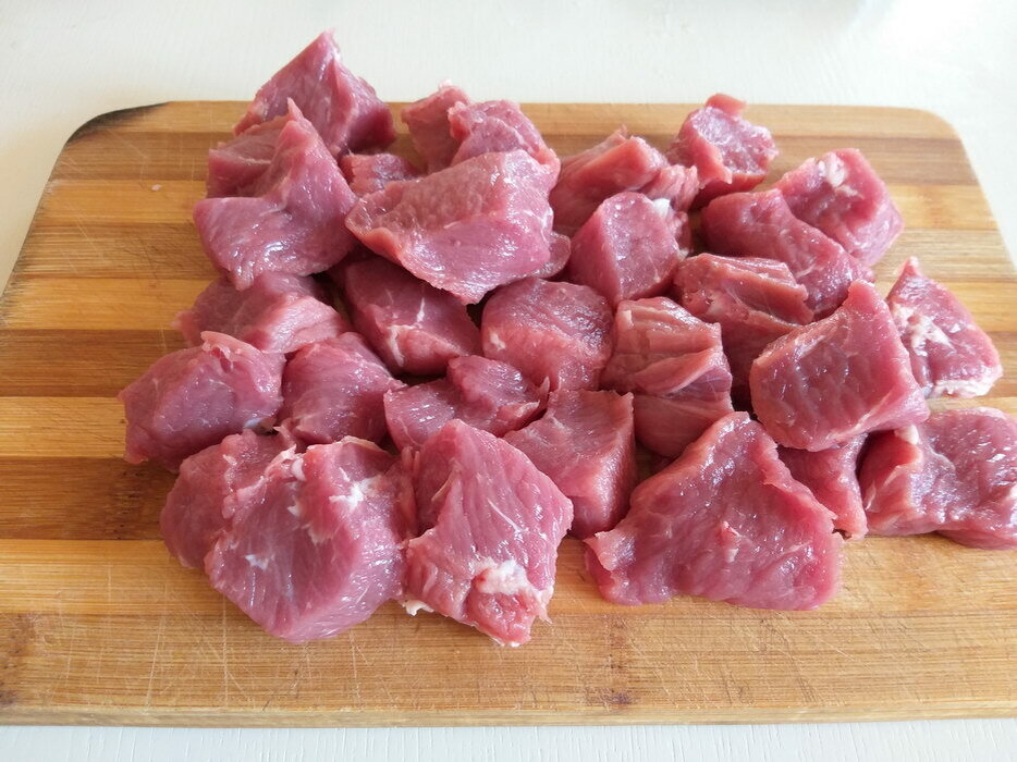 Маленькие кусочки мяса. Нарезанная говядина. Мясо нарезанное кусочками. Мясо нарезают на куски. Свинина нарезанная ломтиками.