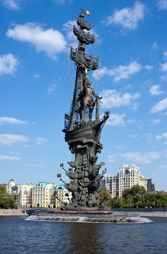 Памятник Петру I у парка Горького в Москве. Фото из открытых источников. 