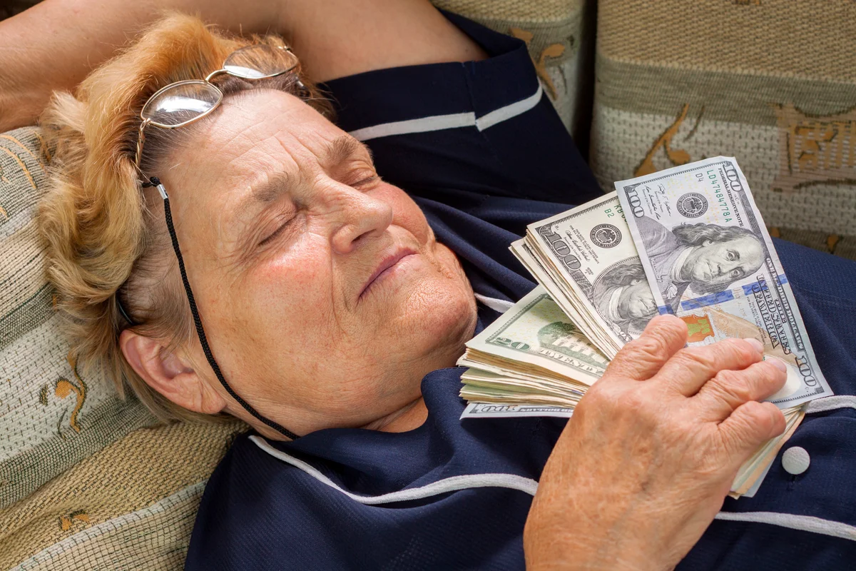 Бабушка с деньгами. Пенсионерка с деньгами. Старая женщина и деньги. Богатый пенсионер.