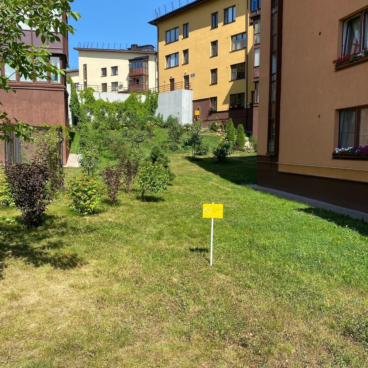 Внутренняя территория одного из загородных жилых комплексов закрытого формата.