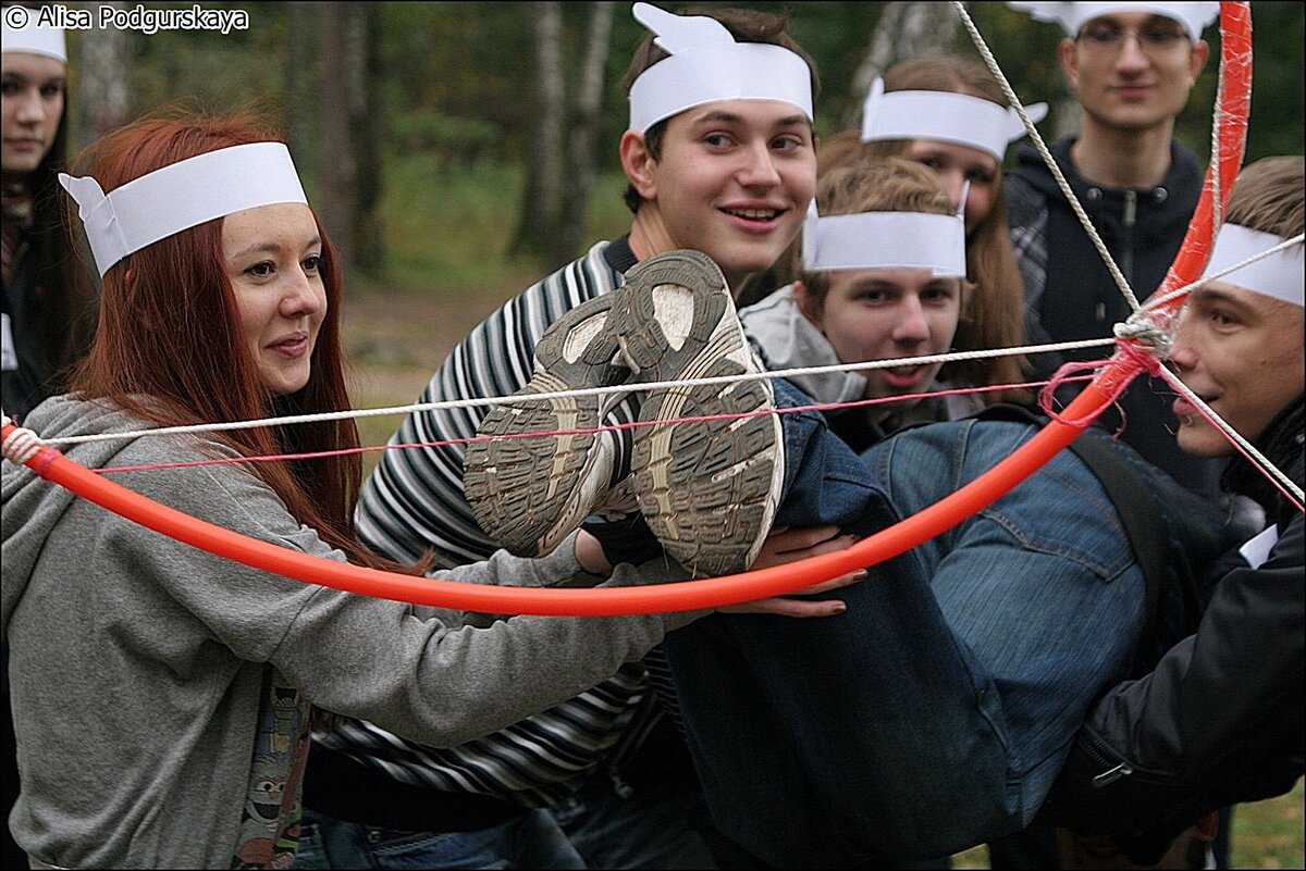 Рисунок 2. Посвящение в студенты МФТИ. Наша группа перетаскивает одногруппников через «Очко Дракона» в роще города Долгопрудный. 