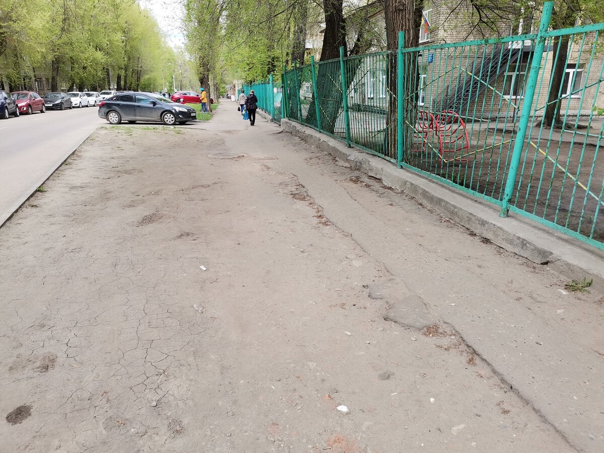 Тольятти, улица Дзержинского дом 70. многофункциональное здание