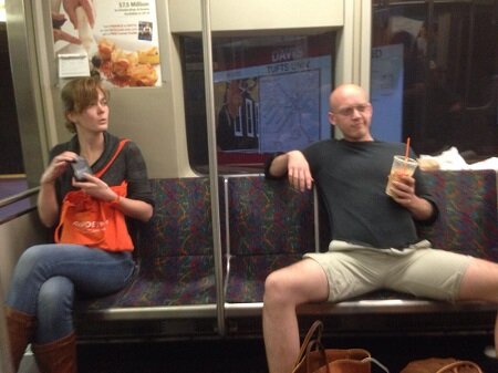 Фото: в нью-йоркском метро начали штрафовать мужчин за широко раздвинутые ноги