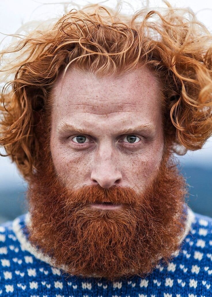 Клёвый дядька! Он же снимался в "Игре престолов"? 