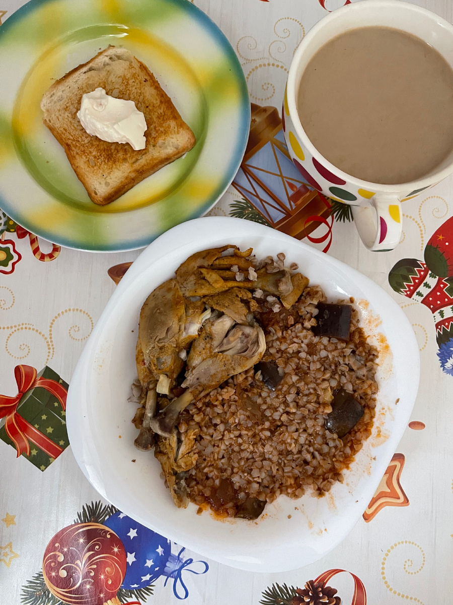 Гречка с овощами, куриные бёдра, хлеб жареный на сливочном масле, сверху плавленный сыр, кофе.